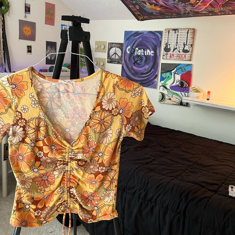 80s-90s top, super cute and matches well with yellows, greens, and burgundy